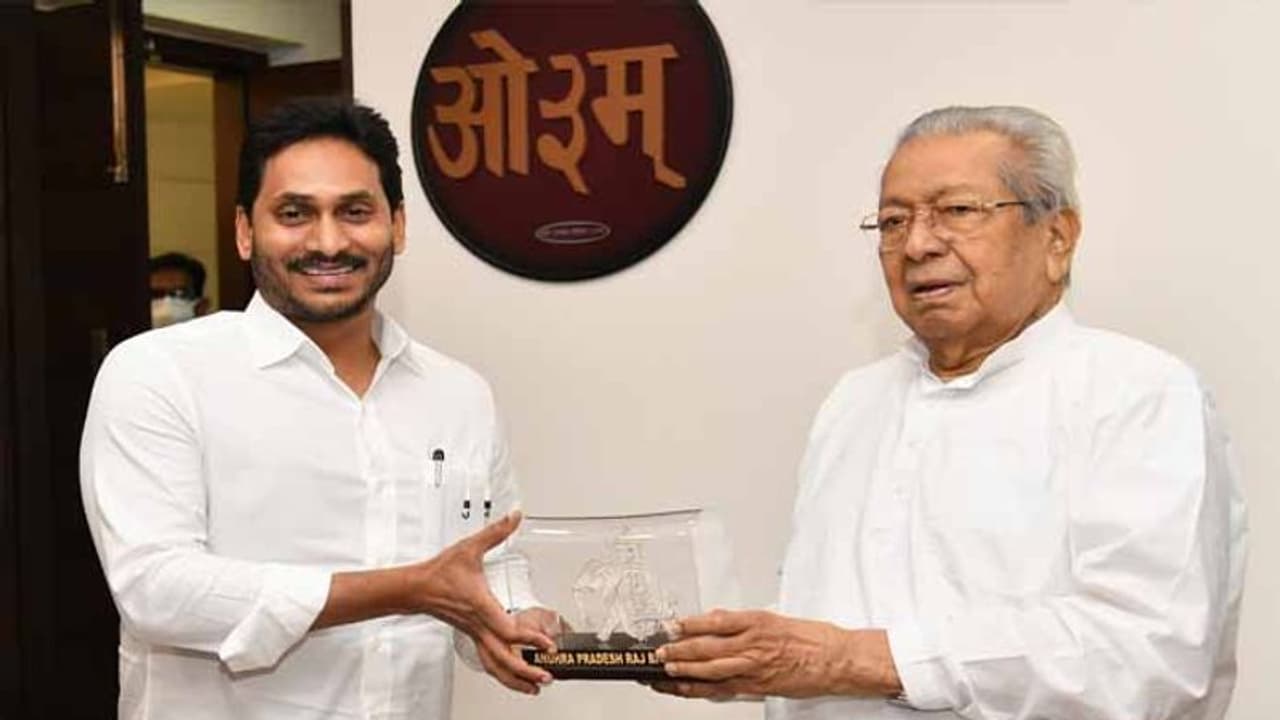 ‘నేను గవర్నర్ ను అలా చేసినట్లు నిరూపిస్తే రాజీనామా చేస్తా. మంత్రి మండలి రద్దు చేసుకుంటా’.. సీఎం జగన్.. ‘నేను గవర్నర్ ను అలా చేసినట్లు నిరూపిస్తే రాజీనామా చేస్తా. మంత్రి మండలి రద్దు చేసుకుంటా’.. సీఎం జగన్..