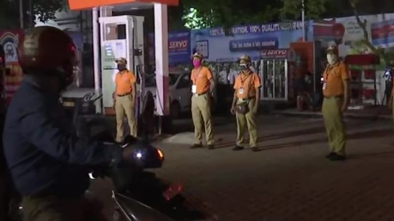 Fuel Prices Hike: আলো নিভিয়ে পেট্রোপণ্যের দাম বৃদ্ধির প্রতিবাদ, পেট্রোল ডিজেল বিক্রি বন্ধ ৩০ মিনিট Fuel Prices Hike: আলো নিভিয়ে পেট্রোপণ্যের দাম বৃদ্ধির প্রতিবাদ, পেট্রোল ডিজেল বিক্রি বন্ধ ৩০ মিনিট