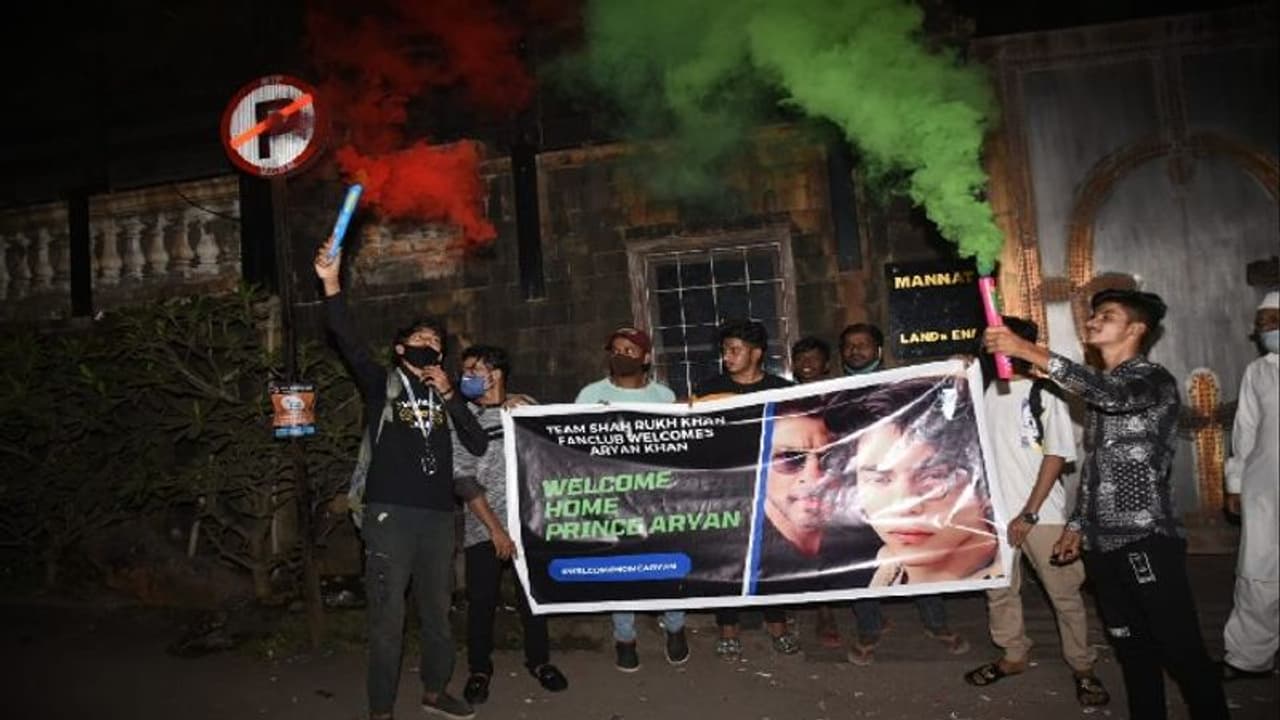 Celebration in Mannat 'ওয়েলকাম হোম প্রিন্স আরিয়ান' ফেস্টুন থেকে ফাটল বাজি, মন্নতের সামনে উৎসব Celebration in Mannat 'ওয়েলকাম হোম প্রিন্স আরিয়ান' ফেস্টুন থেকে ফাটল বাজি, মন্নতের সামনে উৎসব