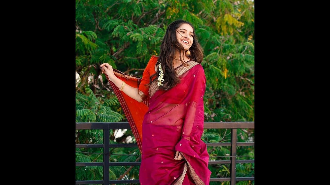 சேலைக்குள் சோலையாய் புன்னகை பூத்த வாணி போஜன்!! சிகப்புச் சேலையில் கௌதமியை நினைவுபடுத்துறாங்களே!! சேலைக்குள் சோலையாய் புன்னகை பூத்த வாணி போஜன்!! சிகப்புச் சேலையில் கௌதமியை நினைவுபடுத்துறாங்களே!!