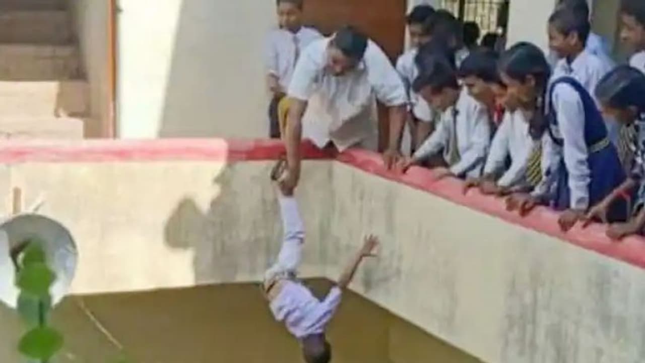 गोलगप्पे खाने की ऐसी क्रूर सजा: शिक्षक ने मासूम को बालकनी से उल्टा लटकाया, बिगड़ गई तबीयत गोलगप्पे खाने की ऐसी क्रूर सजा: शिक्षक ने मासूम को बालकनी से उल्टा लटकाया, बिगड़ गई तबीयत