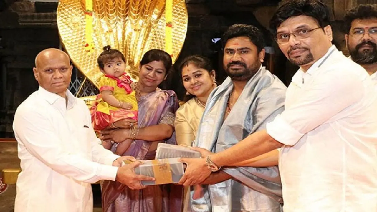 மூன்றரை கிலோ தங்கம் கொடுத்த லாட்டரி மார்ட்டின் குடும்பம்….. பெருமாளுக்கு காணிக்கை..! மூன்றரை கிலோ தங்கம் கொடுத்த லாட்டரி மார்ட்டின் குடும்பம்….. பெருமாளுக்கு காணிக்கை..!