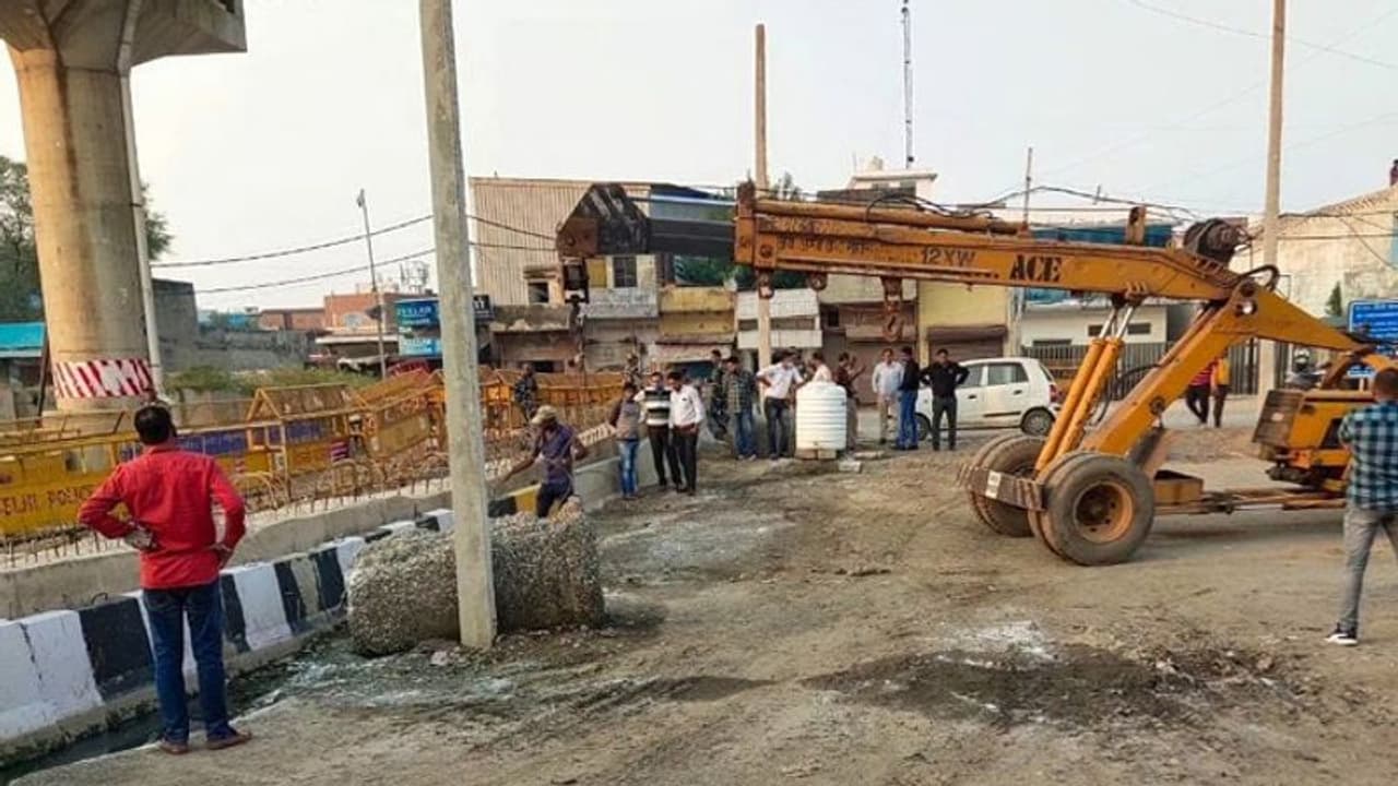 రైతులపై సుప్రీంకోర్ట్ ఆగ్రహం.. రంగంలోకి పోలీసులు, ఢిల్లీ బోర్డర్లో బారికేడ్ల తొలగింపు రైతులపై సుప్రీంకోర్ట్ ఆగ్రహం.. రంగంలోకి పోలీసులు, ఢిల్లీ బోర్డర్లో బారికేడ్ల తొలగింపు