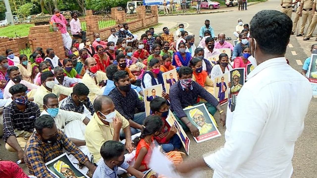 ആദിവാസികൾക്ക് കൃഷിഭൂമി നൽകണമെന്ന് ആവശ്യം, ഉപരോധസമരവുമായി ഗോത്രജനത കൂട്ടായ്മ ആദിവാസികൾക്ക് കൃഷിഭൂമി നൽകണമെന്ന് ആവശ്യം, ഉപരോധസമരവുമായി ഗോത്രജനത കൂട്ടായ്മ