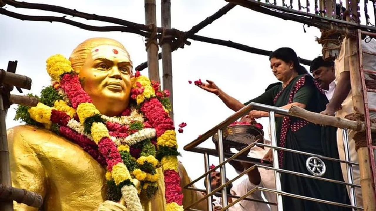 சசிகலாவின் அடுத்தடுத்த அரசியல் நகர்வுகள்… மதுரையில் தேவர் சிலைக்கு மரியாதை!! சசிகலாவின் அடுத்தடுத்த அரசியல் நகர்வுகள்… மதுரையில் தேவர் சிலைக்கு மரியாதை!!