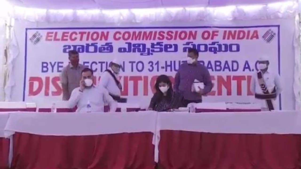 Huzurabad Bypoll: పోలింగ్ కు సర్వం సిద్దం... సిబ్బందికి కలెక్టర్ కర్ణన్ కీలక ఆదేశాలు Huzurabad Bypoll: పోలింగ్ కు సర్వం సిద్దం... సిబ్బందికి కలెక్టర్ కర్ణన్ కీలక ఆదేశాలు