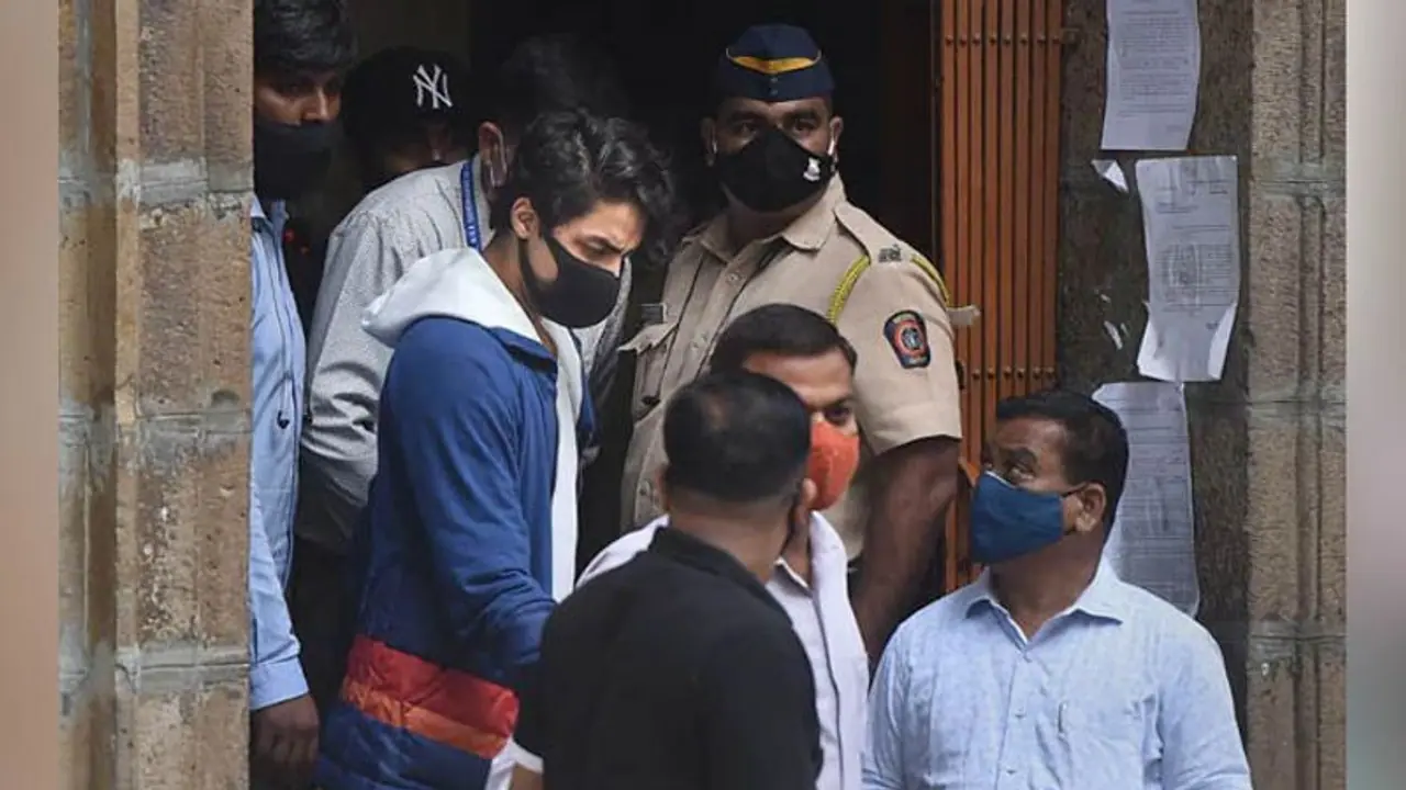 Aryan Khan Bail সম্ভাব্য তিনটের পর বাড়ির পথে রওনা দেবে আরিয়ান, ভিড় আটকাতে মন্নতের সামনে পুলিশ ব্যরিকেট Aryan Khan Bail সম্ভাব্য তিনটের পর বাড়ির পথে রওনা দেবে আরিয়ান, ভিড় আটকাতে মন্নতের সামনে পুলিশ ব্যরিকেট