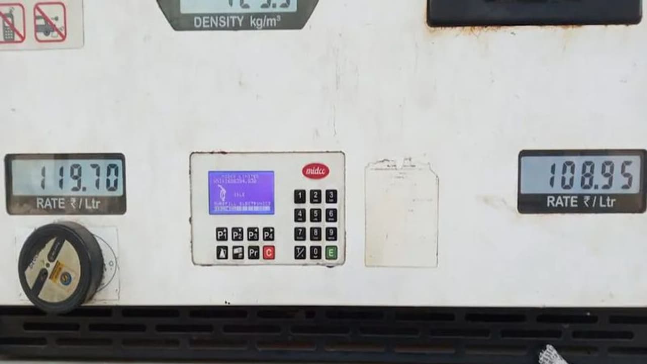 मध्यप्रदेश के इस जिले में मिल रहा सबसे महंगा पेट्रोल..सवा सौ रुपए प्रति लीटर होने जा रही कीमत,डीजल भी महंगा मध्यप्रदेश के इस जिले में मिल रहा सबसे महंगा पेट्रोल..सवा सौ रुपए प्रति लीटर होने जा रही कीमत,डीजल भी महंगा