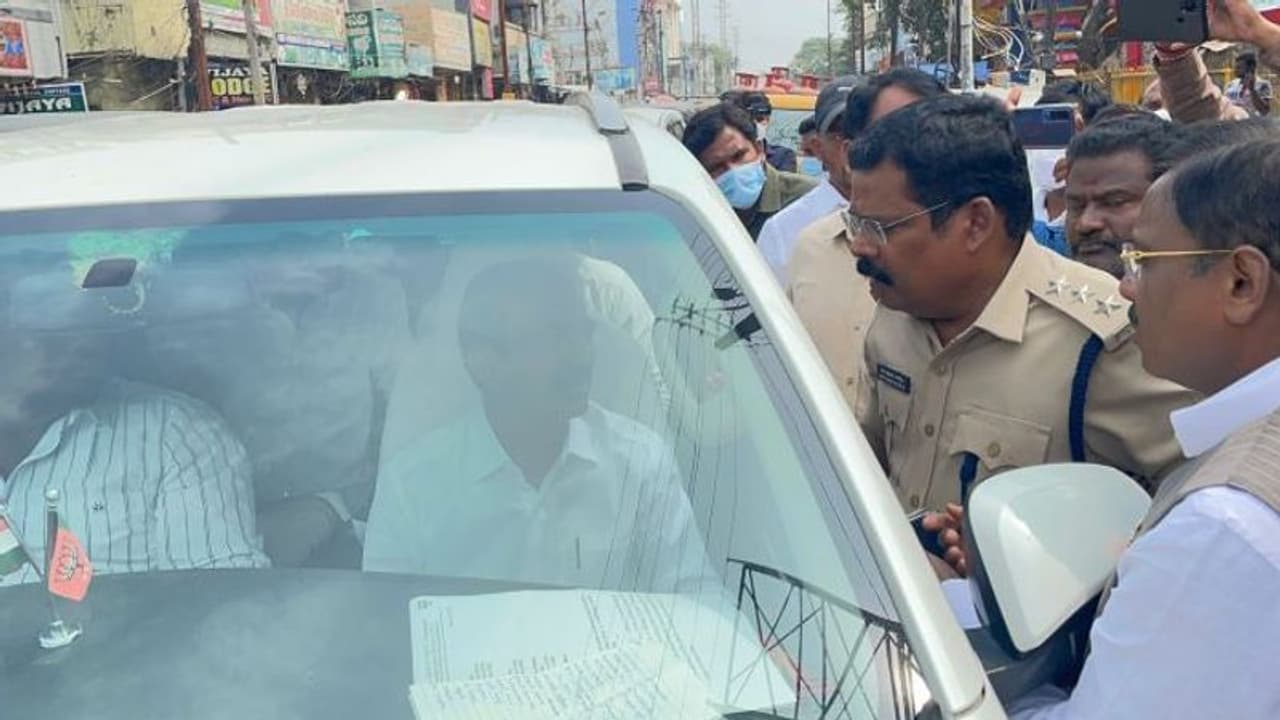 Huzurabad Bypoll: ఈటల రాజేందర్ ను అడ్డుకున్న పోలీసులు... ఉద్రిక్తత