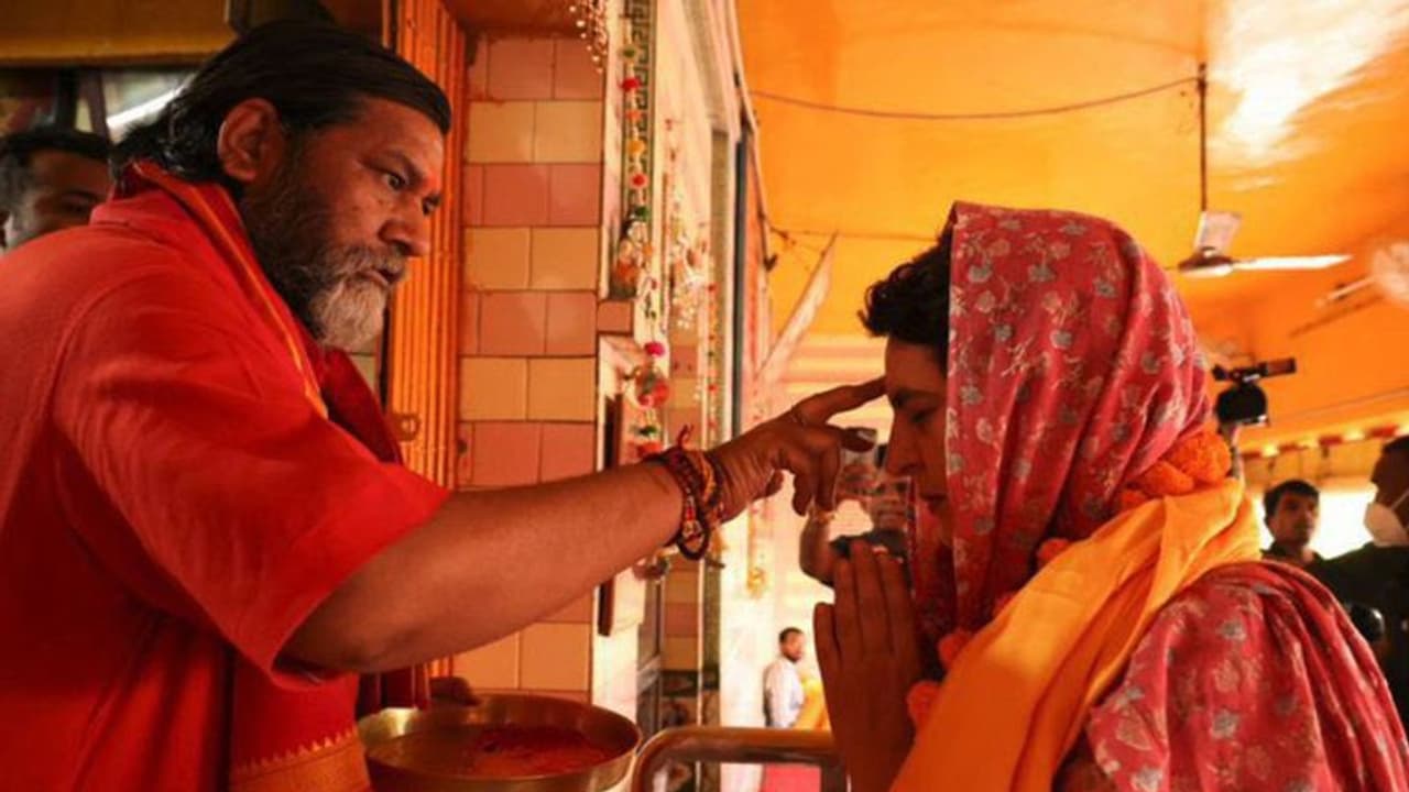 यूपी इलेक्शन में चमत्कार की उम्मीद लेकर प्रियंका गांधी पहुंचीं पीतांबरा पीठ, 15 मिनट तक 'ध्यान' लगाकर बैठीं यूपी इलेक्शन में चमत्कार की उम्मीद लेकर प्रियंका गांधी पहुंचीं पीतांबरा पीठ, 15 मिनट तक 'ध्यान' लगाकर बैठीं