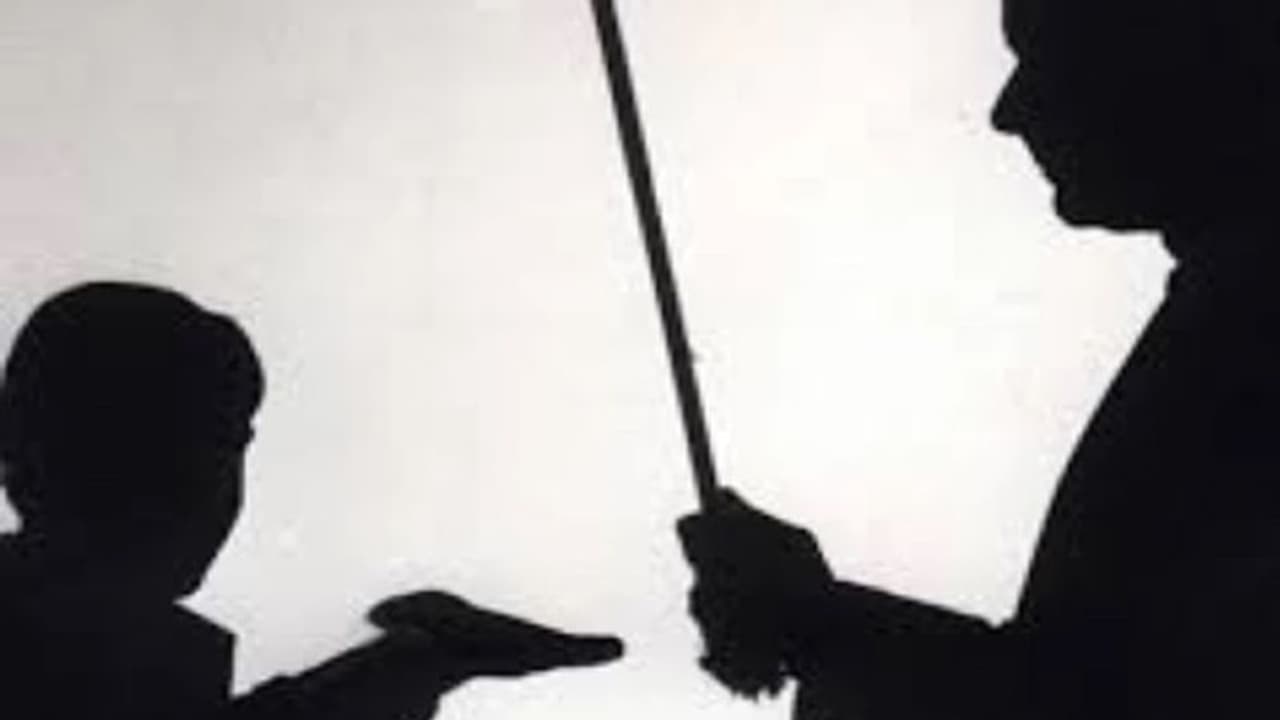 స్కూల్ బిల్డింగ్‌పై నుంచి రెండో తరగతి పిల్లాడిని తలక్రిందులుగా వేలాడదీసిన హెడ్‌మాస్టర్