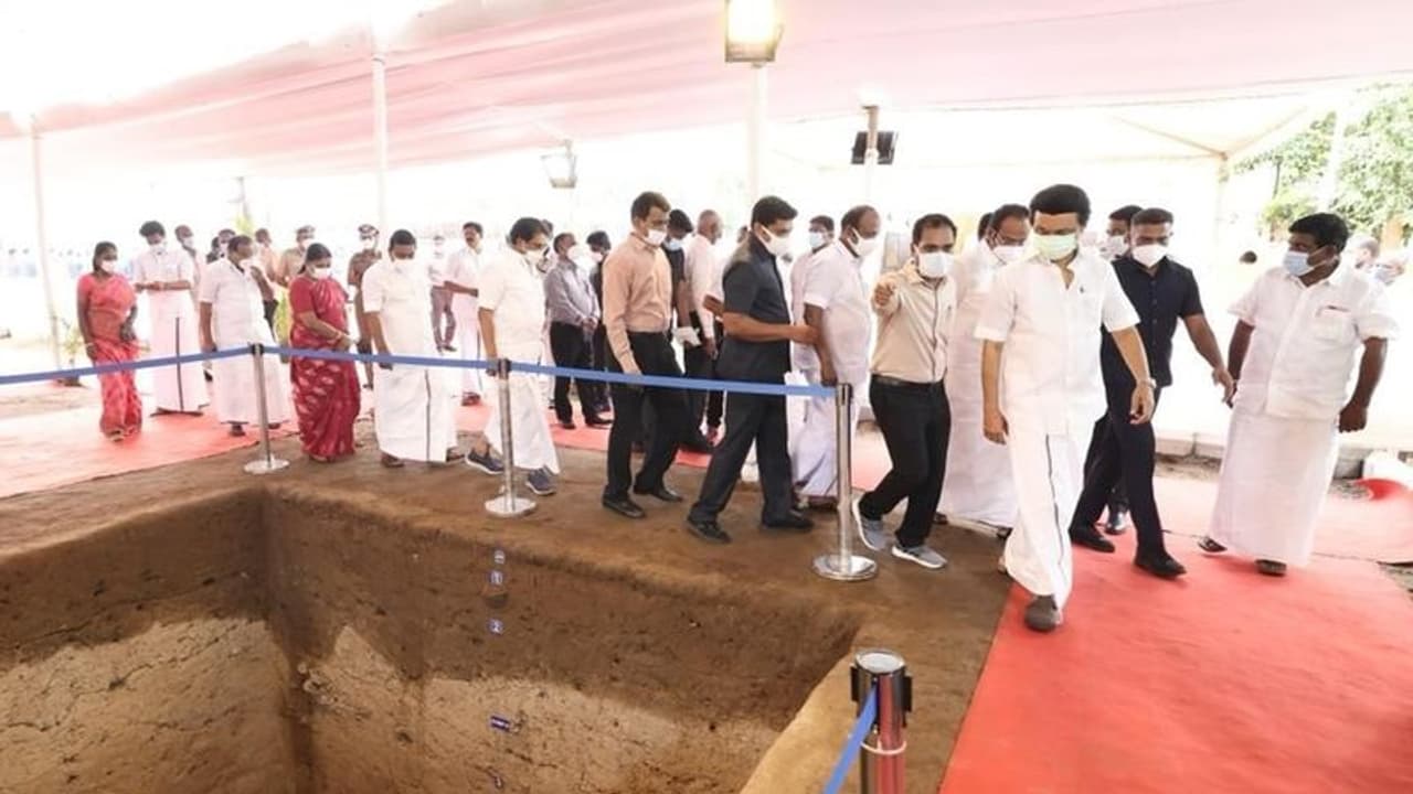 கீழடியில் 7ம் கட்ட அகழாய்வுப் பணிகள்… முதல்வர் மு.க.ஸ்டாலின் திடீர் ஆய்வு!! கீழடியில் 7ம் கட்ட அகழாய்வுப் பணிகள்… முதல்வர் மு.க.ஸ்டாலின் திடீர் ஆய்வு!!