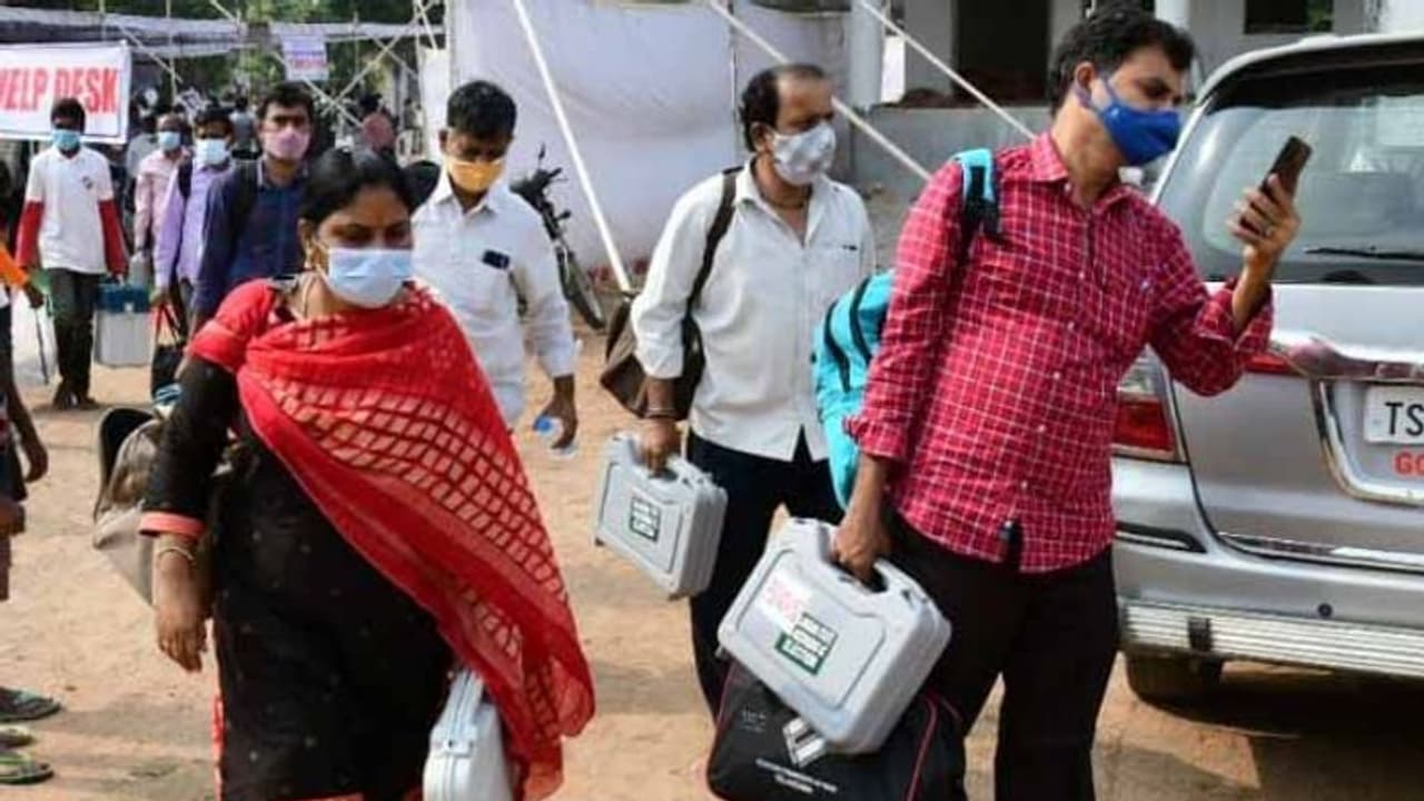 హుజూరాబాద్, బద్వేల్ ఉపఎన్నికలకు ఏర్పాట్లు పూర్తి: ఈవీఎంలతో పోలింగ్ కేంద్రాలకు అధికారులు