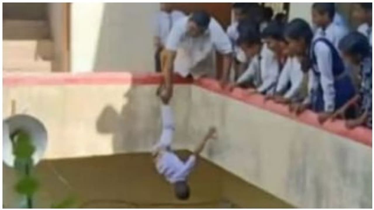 பள்ளியில் படுபயங்கரம்... 2ம் வகுப்பு மாணவனை மாடியில் தலைகீழாக தொங்க விட்ட ஆசிரியர்..! பள்ளியில் படுபயங்கரம்... 2ம் வகுப்பு மாணவனை மாடியில் தலைகீழாக தொங்க விட்ட ஆசிரியர்..!