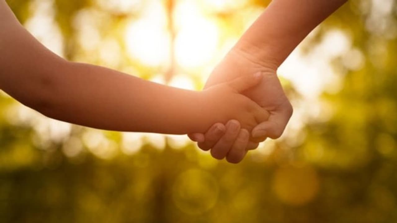 പേഴ്‌സില്‍ കുഞ്ഞുമകള്‍ കരുതിയ 'സ്നേഹസമ്മാനം'; ചിത്രങ്ങള്‍ പങ്കുവച്ച് യുവതി