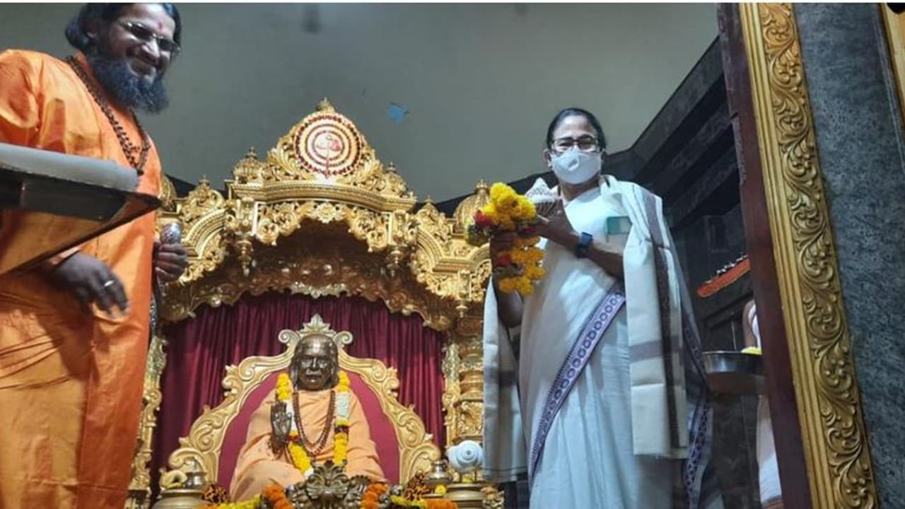 Mamata in Goa গোয়ায় ৩টি মন্দির দর্শন মমতার, দেন পুজোও Mamata in Goa গোয়ায় ৩টি মন্দির দর্শন মমতার, দেন পুজোও