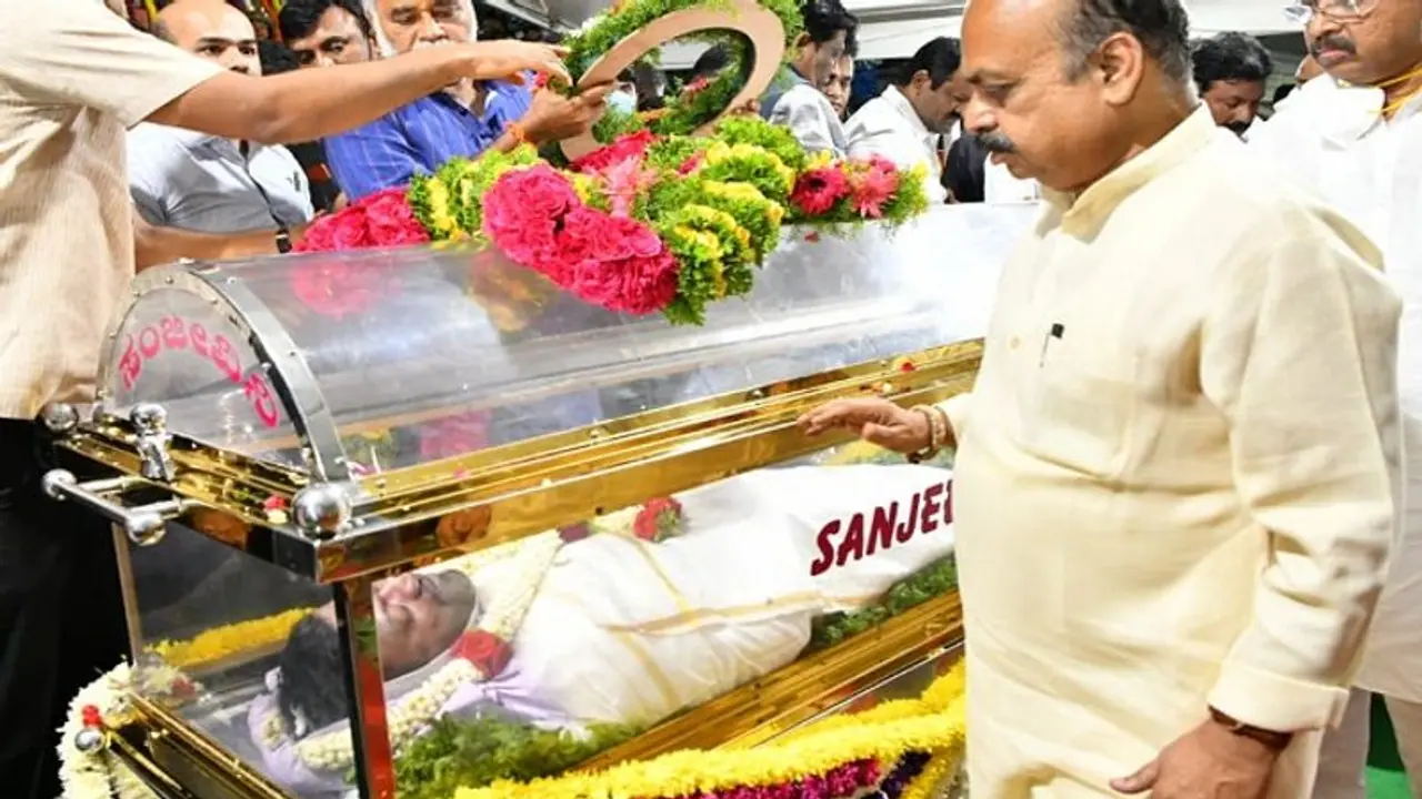 ಭಾನುವಾರ (ಅ.31) ಅಪ್ಪನ ಸಮಾಧಿಯ ಪಕ್ಕದಲ್ಲಿಯೇ ಅಪ್ಪು ಅಂತ್ಯಸಂಸ್ಕಾರ