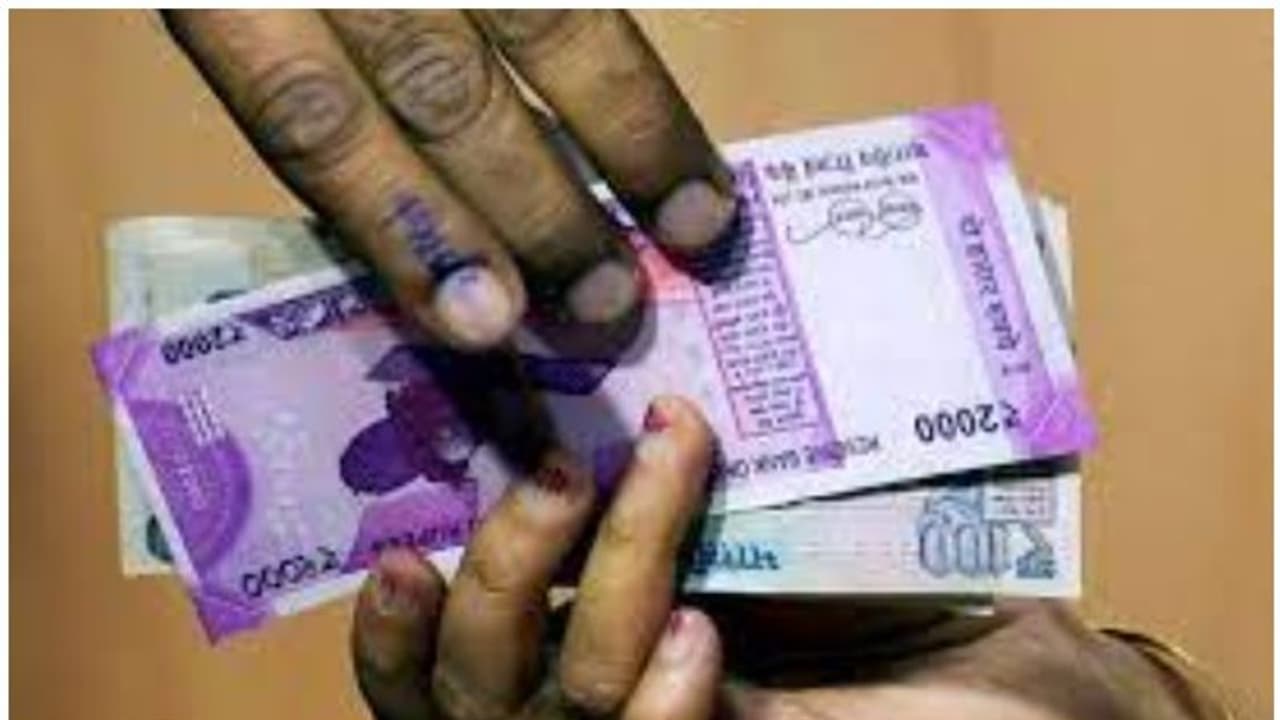 പെരിന്തൽമണ്ണ സബ് രജിസ്ട്രാർ ഓഫീസിൽ രാത്രി വിജിലൻസ് പരിശോധനക്കെത്തി; സബ് രജിസ്ട്രാറും പ്യൂണും കുടുങ്ങി