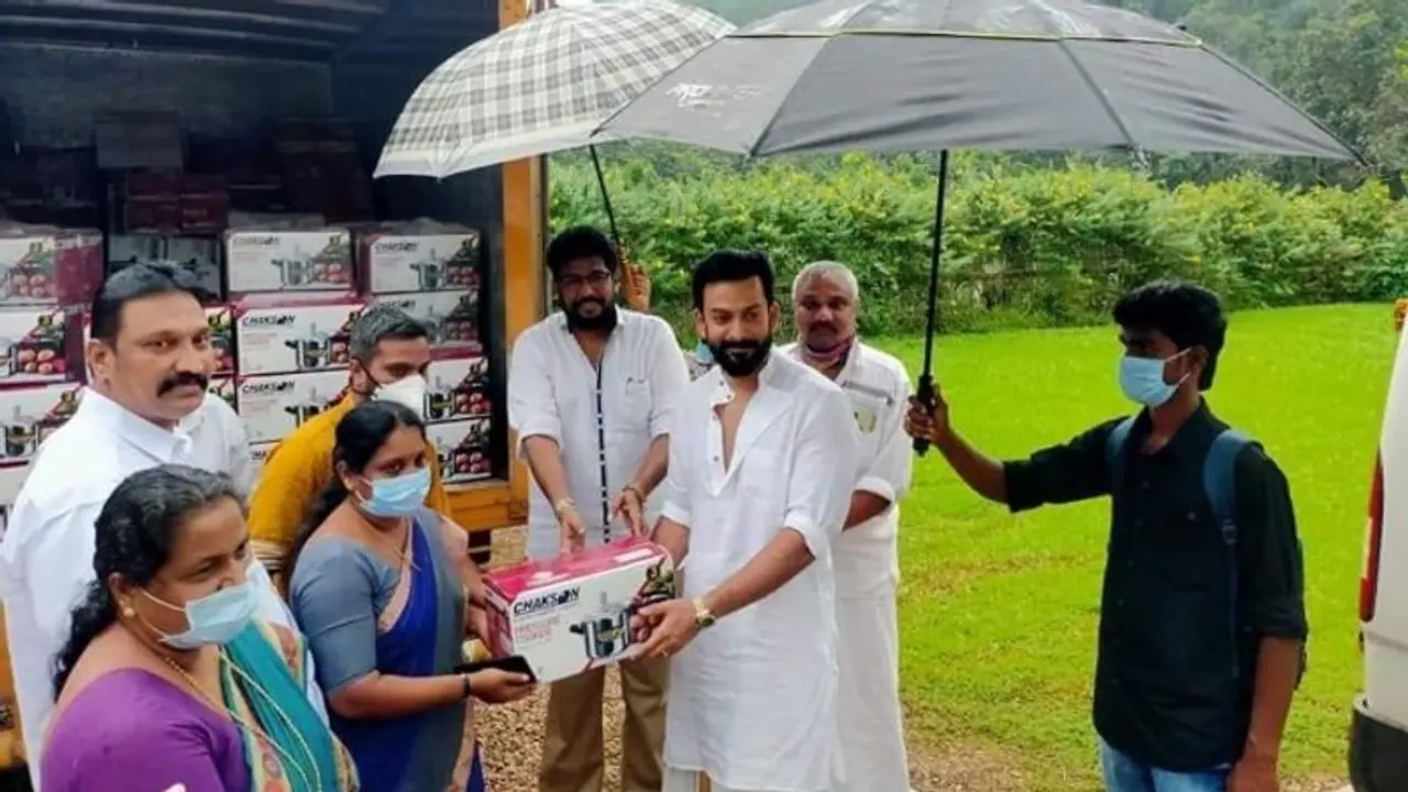 കൂട്ടിക്കല്, കൊക്കയാര് പഞ്ചായത്തുകള്ക്ക് കൈത്താങ്ങുമായി 'കടുവ' അണിയറക്കാര്; 200 കുക്കറുകള് കൈമാറി കൂട്ടിക്കല്, കൊക്കയാര് പഞ്ചായത്തുകള്ക്ക് കൈത്താങ്ങുമായി 'കടുവ' അണിയറക്കാര്; 200 കുക്കറുകള് കൈമാറി