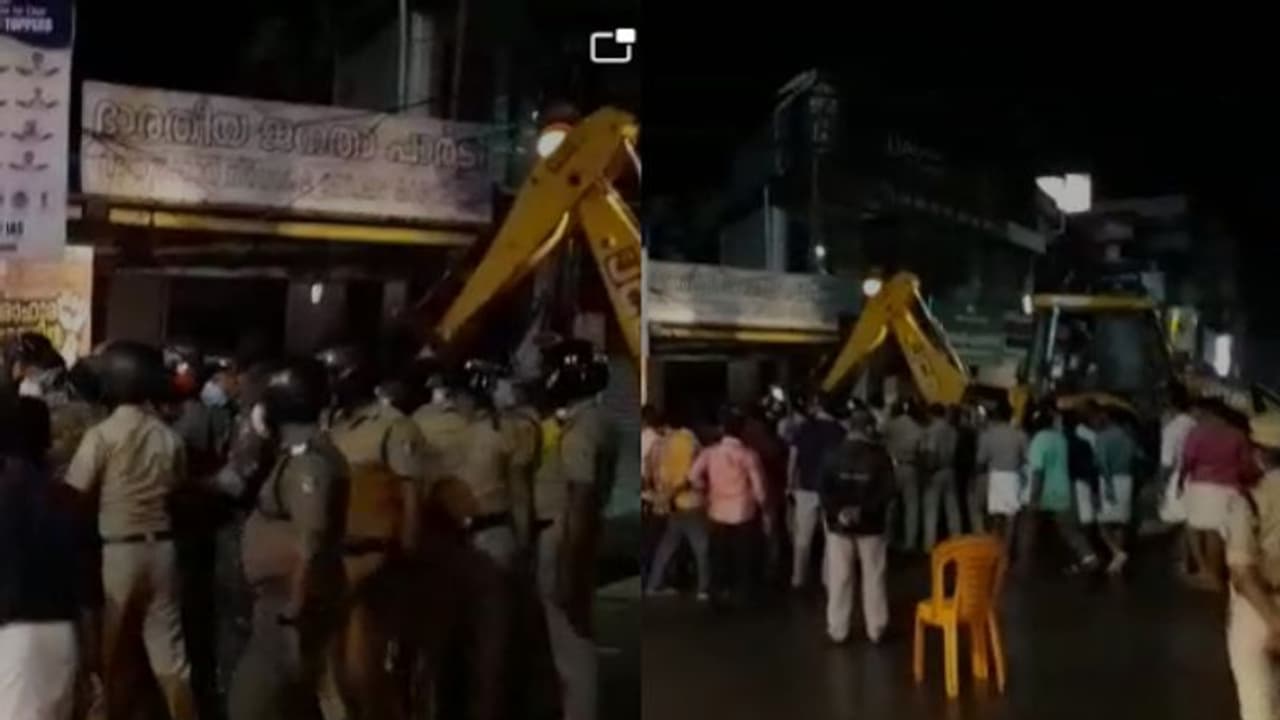 ബിജെപിയുടെ വട്ടിയൂർക്കാവ് നിയോജക മണ്ഡലം ഓഫിസ് പൊലീസ് പൊളിച്ചു നീക്കി ബിജെപിയുടെ വട്ടിയൂർക്കാവ് നിയോജക മണ്ഡലം ഓഫിസ് പൊലീസ് പൊളിച്ചു നീക്കി