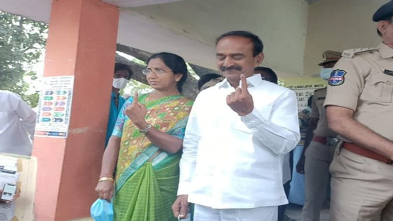 Huzurabad bypoll: ఓటు హక్కు వినియోగించుకున్న ఈటల దంపతులు.. ఈరోజు కూడా డబ్బు పంచుతున్నారు.. ఈటల కామెంట్స్