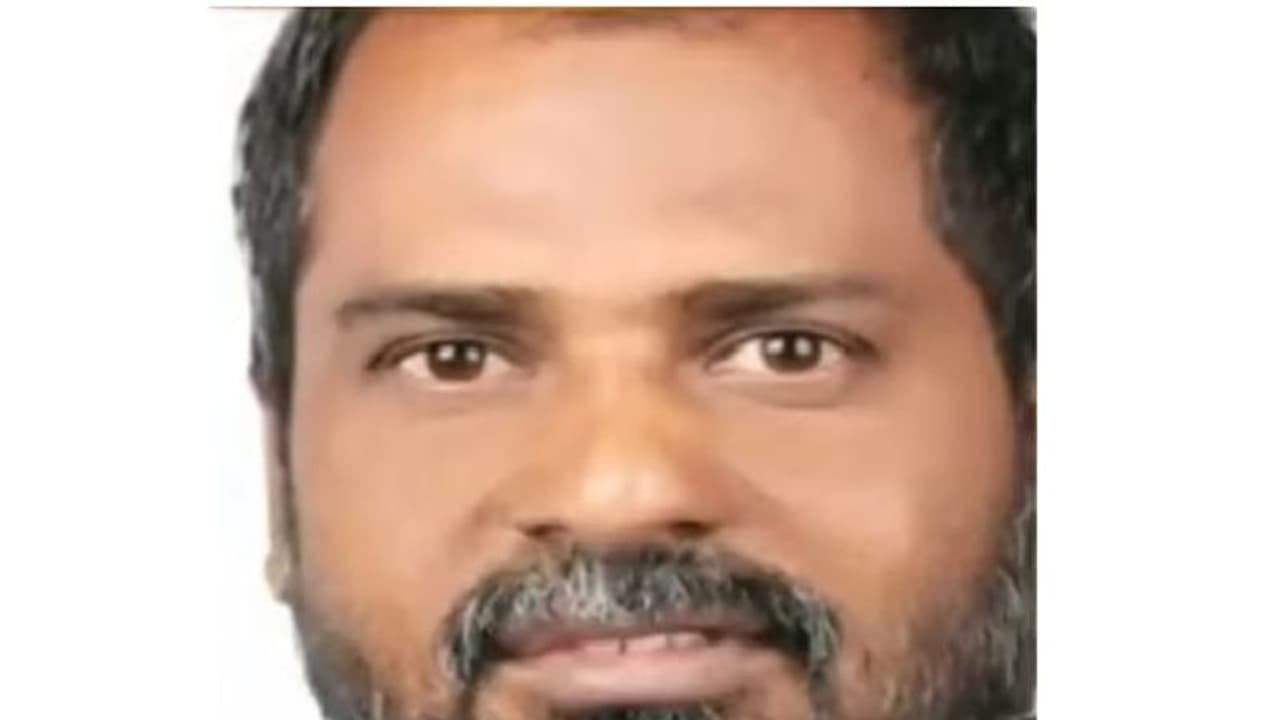 நடு ரோட்டில் ஓட ஓட வெட்டி படுகொலை செய்யப்பட்ட விசிக பிரமுகர்.. 7 பேர் கொண்ட கூலிப்படை கும்பல் அதிரடி கைது. நடு ரோட்டில் ஓட ஓட வெட்டி படுகொலை செய்யப்பட்ட விசிக பிரமுகர்.. 7 பேர் கொண்ட கூலிப்படை கும்பல் அதிரடி கைது.