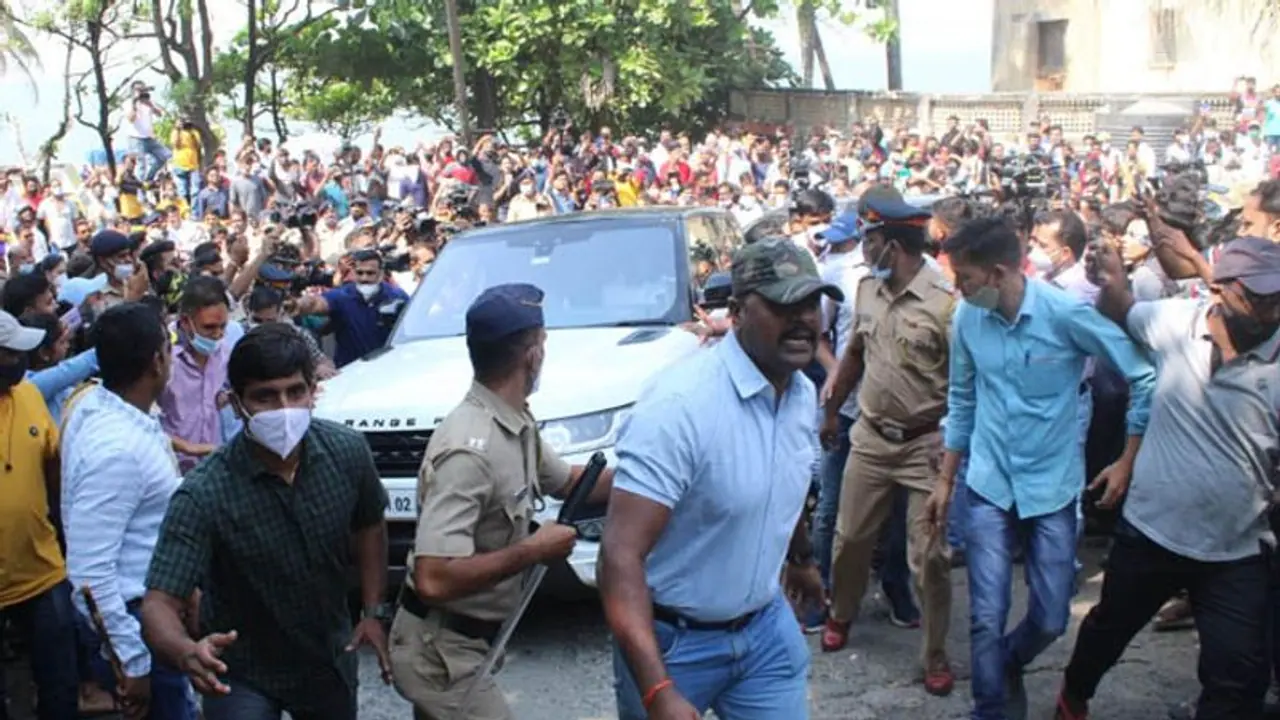 Aryan Khan की एक झलक पाने हुई धक्का मुक्की, भीड़ को संभालना हुआ मुश्किल, मन्नत के बाहर ऐसा नजारा Aryan Khan की एक झलक पाने हुई धक्का मुक्की, भीड़ को संभालना हुआ मुश्किल, मन्नत के बाहर ऐसा नजारा