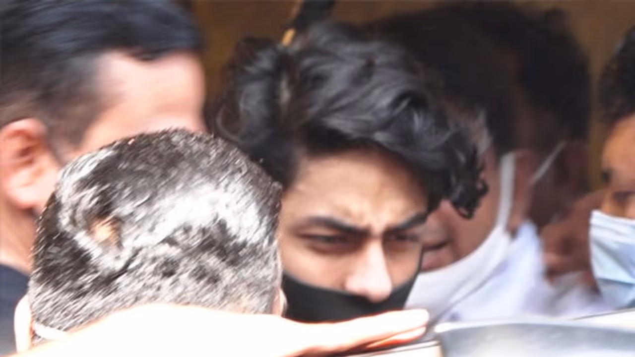 Aryan Khan Drug Case: ऑर्थर जेल रोड से 27 दिन बाद रिहा हुए आर्यन खान; जेल से मन्नत तक दिखी भारी भीड़ Aryan Khan Drug Case: ऑर्थर जेल रोड से 27 दिन बाद रिहा हुए आर्यन खान; जेल से मन्नत तक दिखी भारी भीड़