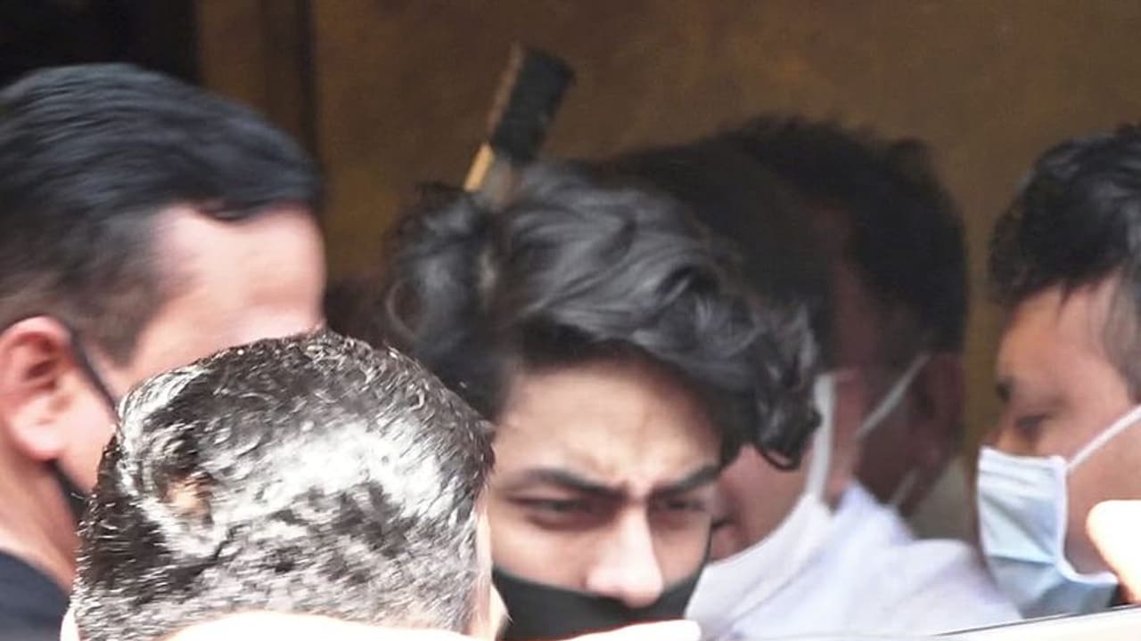 Aryan Khan Case : వాట్సప్ చాట్ ల ఆధారంగా నిందితులుగా పరిగణించలేం..