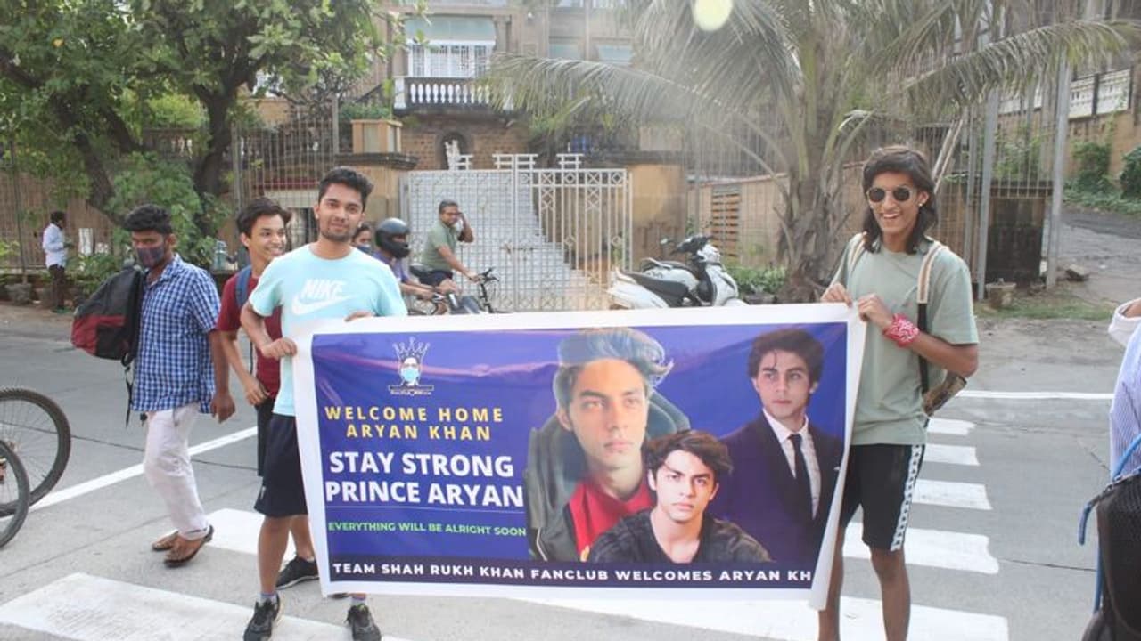 Aryan Khan in Mannat: Fans celebrate on the road, Twitter goes on a frenzy