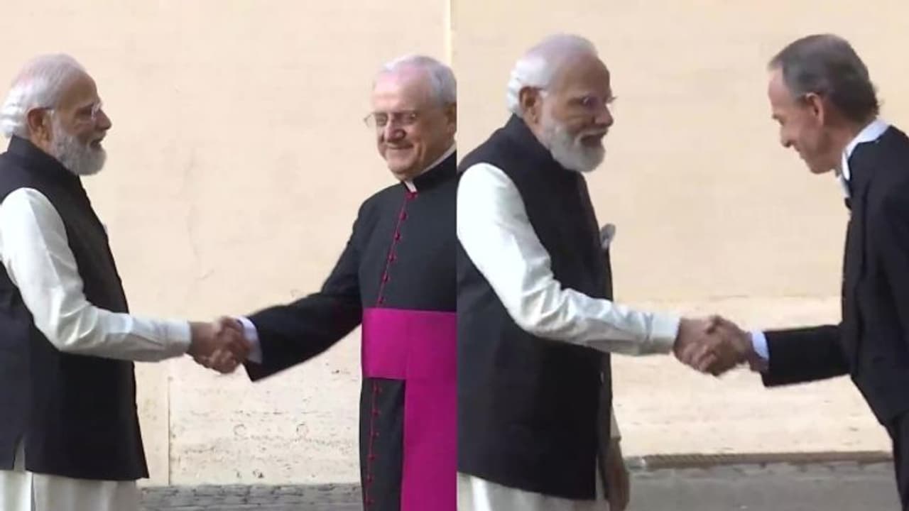 മാർപാപ്പയെ സന്ദർശിച്ച് പ്രധാനമന്ത്രി: ഇന്ത്യയിലേക്ക് പോപ്പിനെ ക്ഷണിച്ചു, കൂടിക്കാഴ്ചയിൽ കൊവിഡും ചർച്ചയായി മാർപാപ്പയെ സന്ദർശിച്ച് പ്രധാനമന്ത്രി: ഇന്ത്യയിലേക്ക് പോപ്പിനെ ക്ഷണിച്ചു, കൂടിക്കാഴ്ചയിൽ കൊവിഡും ചർച്ചയായി