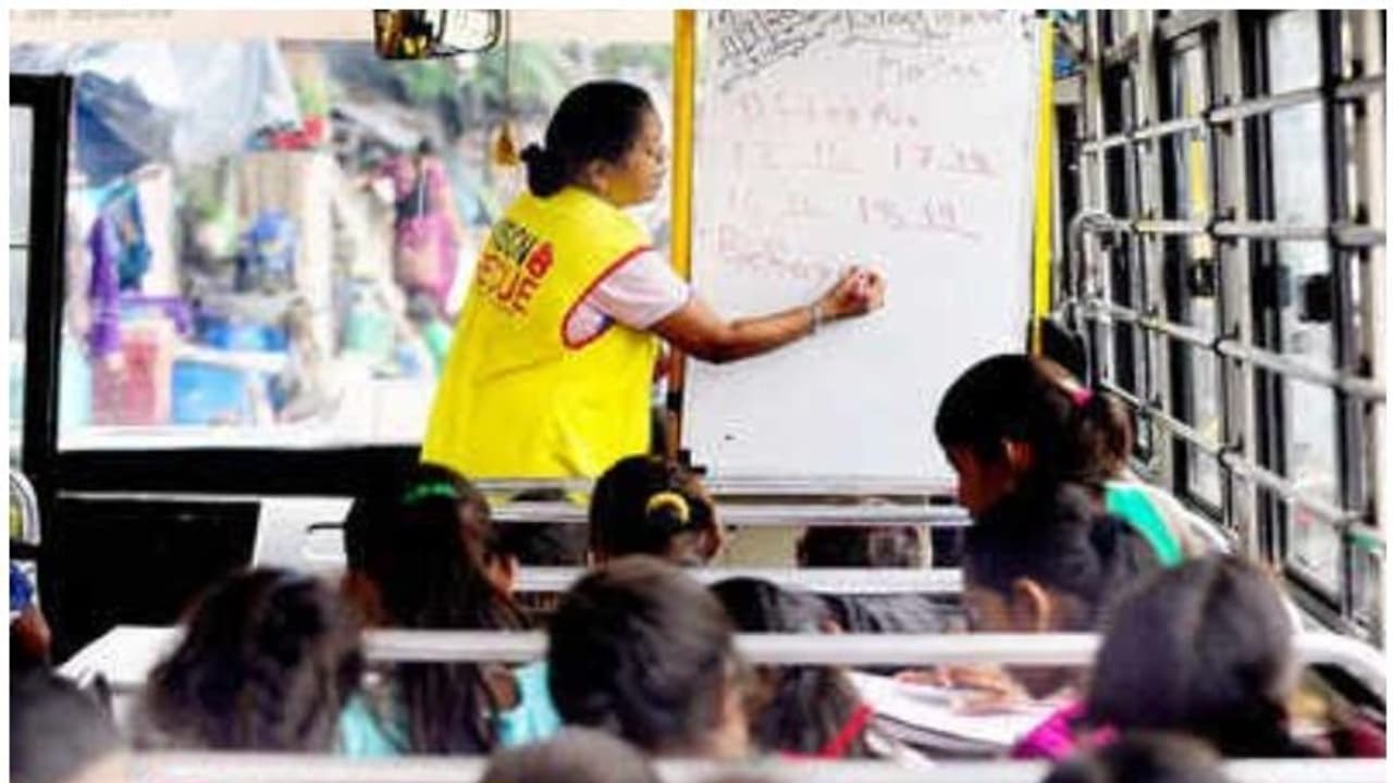 'സ്കൂൾ ഇൻ എ വാൻ': ആദിവാസി വിഭാഗത്തിലെ വിദ്യാർത്ഥികൾക്ക് പഠനസൗകര്യമൊരുക്കി ഒഡീഷ സർക്കാർ 'സ്കൂൾ ഇൻ എ വാൻ': ആദിവാസി വിഭാഗത്തിലെ വിദ്യാർത്ഥികൾക്ക് പഠനസൗകര്യമൊരുക്കി ഒഡീഷ സർക്കാർ