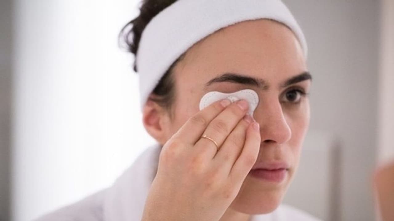 രാത്രിയില്‍ മേക്കപ്പ് നീക്കം ചെയ്യാന്‍ മറന്നോ? എങ്കില്‍, രാവിലെ ഇക്കാര്യങ്ങള്‍ ചെയ്യാന്‍ മറക്കേണ്ട...