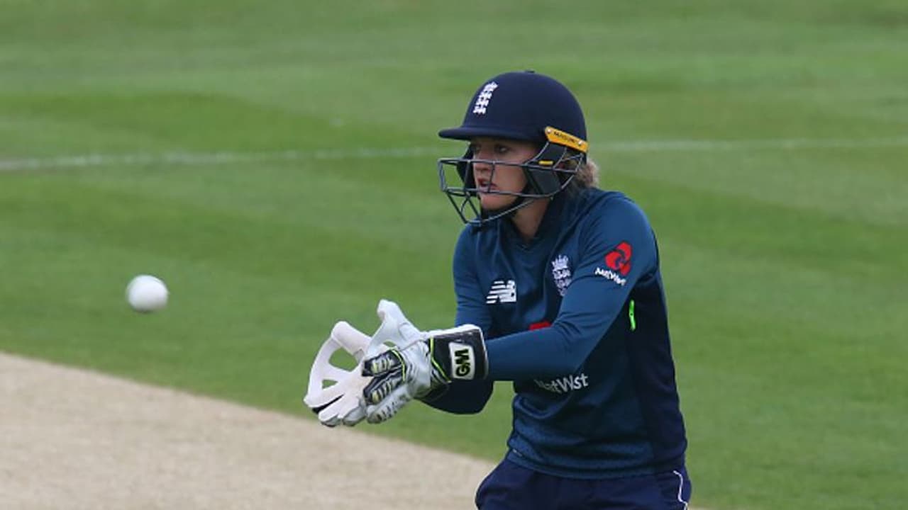 ஆடவர் கிரிக்கெட் அணியின் முதல் பெண் பயிற்சியாளர் சாரா டெய்லர்..! இவர் தான் “பெண் தோனி” தெரியுமா..? ஆடவர் கிரிக்கெட் அணியின் முதல் பெண் பயிற்சியாளர் சாரா டெய்லர்..! இவர் தான் “பெண் தோனி” தெரியுமா..?