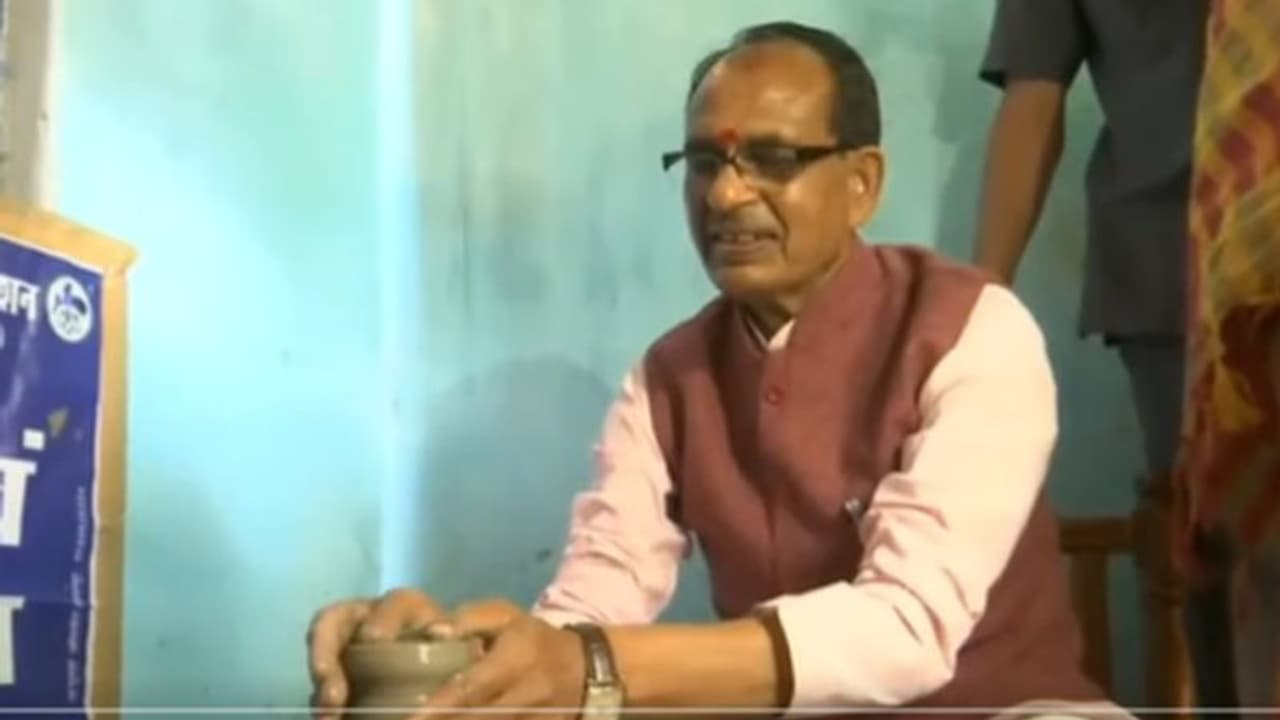 चुनावी फुर्सत मिली तो ये क्या करने लगे CM Shivraj हाथों का हुनर देख लोगो बोले गजब मामा..किया बड़ा ऐलान