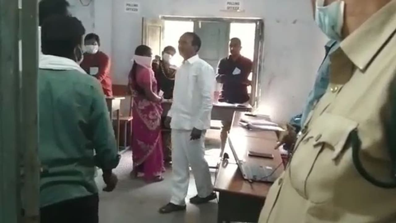 Huzurabad bypoll Result 2021: తొలి రౌండ్‌లో ఈటల ఆధిక్యం, కాంగ్రెస్ కు 120 లోపు ఓట్లు