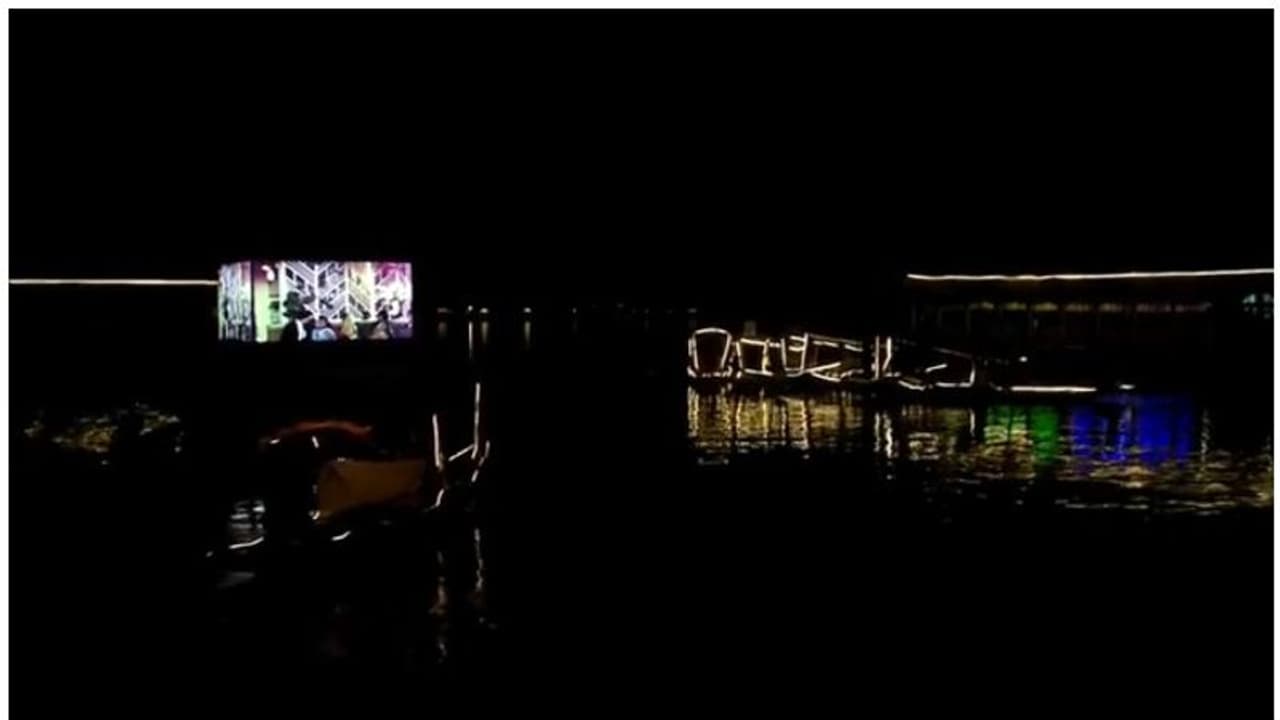 దాల్ లేక్లో తేలియాడే థియేటర్.. పర్యాటకుల ఆకర్షణకు వినూత్న నిర్ణయం.. వీడియో ఇదే దాల్ లేక్లో తేలియాడే థియేటర్.. పర్యాటకుల ఆకర్షణకు వినూత్న నిర్ణయం.. వీడియో ఇదే