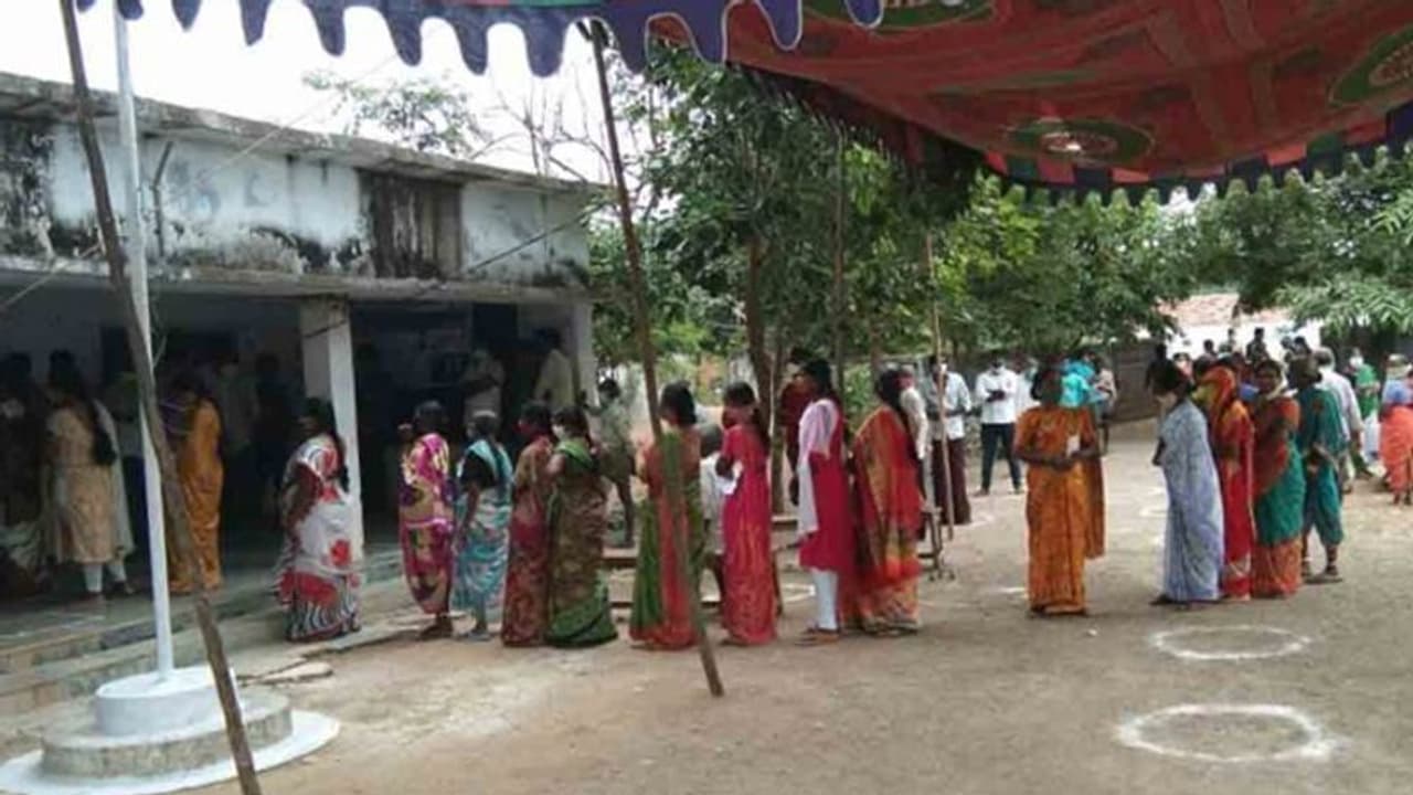 Huzurabad bypoll Live Update: ముగిసిన పోలింగ్.. ఇంకా క్యూలో బారులు తీరిన ఓటర్లు