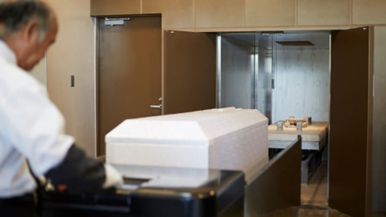 रोते माता पिता ने बच्ची का ताबूत खोला तो रह गए दंग, लाश की जगह मिला अंडरवियर, सामने आई चौंकाने वाली कहानी