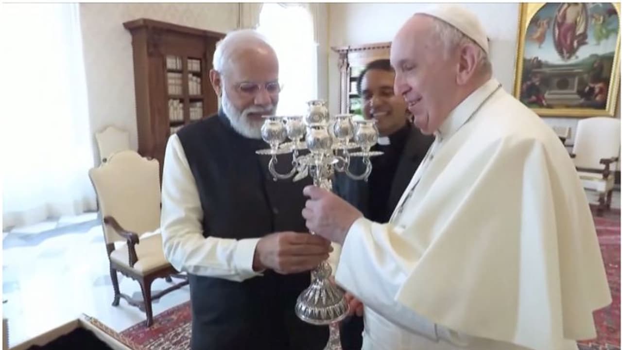 PM Modi Italy Visit: पीएम मोदी ने पहली बार की पोप से मुलाकात, गिफ्ट में दिए कई उपहार