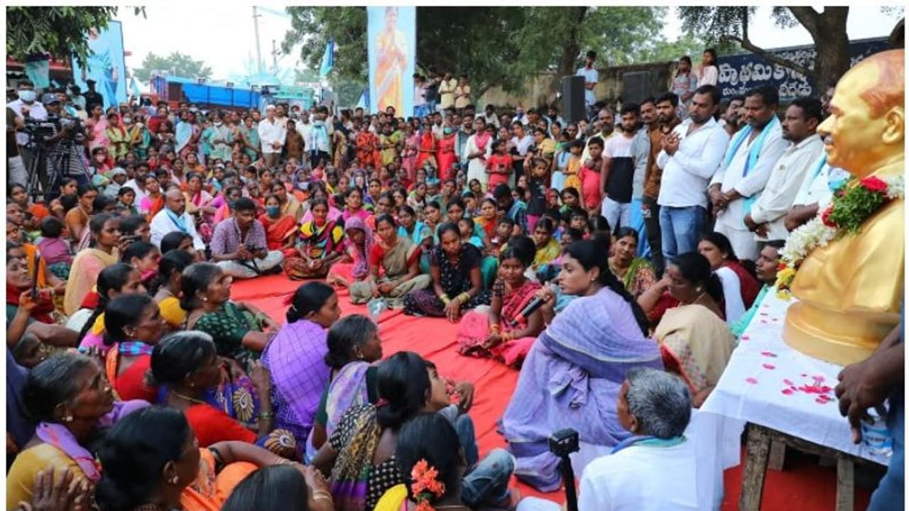 దున్నపోతు మీద వానపడినట్లే.. కేసీఆర్లో చలనం లేదు.. మాకు ఒక్క అవకాశమివ్వండి: వైఎస్ షర్మిల దున్నపోతు మీద వానపడినట్లే.. కేసీఆర్లో చలనం లేదు.. మాకు ఒక్క అవకాశమివ్వండి: వైఎస్ షర్మిల