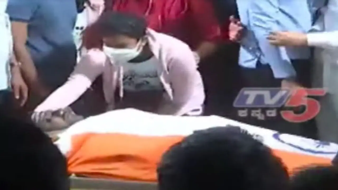 ಅಮೆರಿಕಾದಿಂದ ಬಂದು ಅಪ್ಪನ ​​ ತಲೆ ಸವರಿ ಅಂತಿಮ ದರ್ಶನ ಪಡೆದ ಪುತ್ರಿ ಧೃತಿ