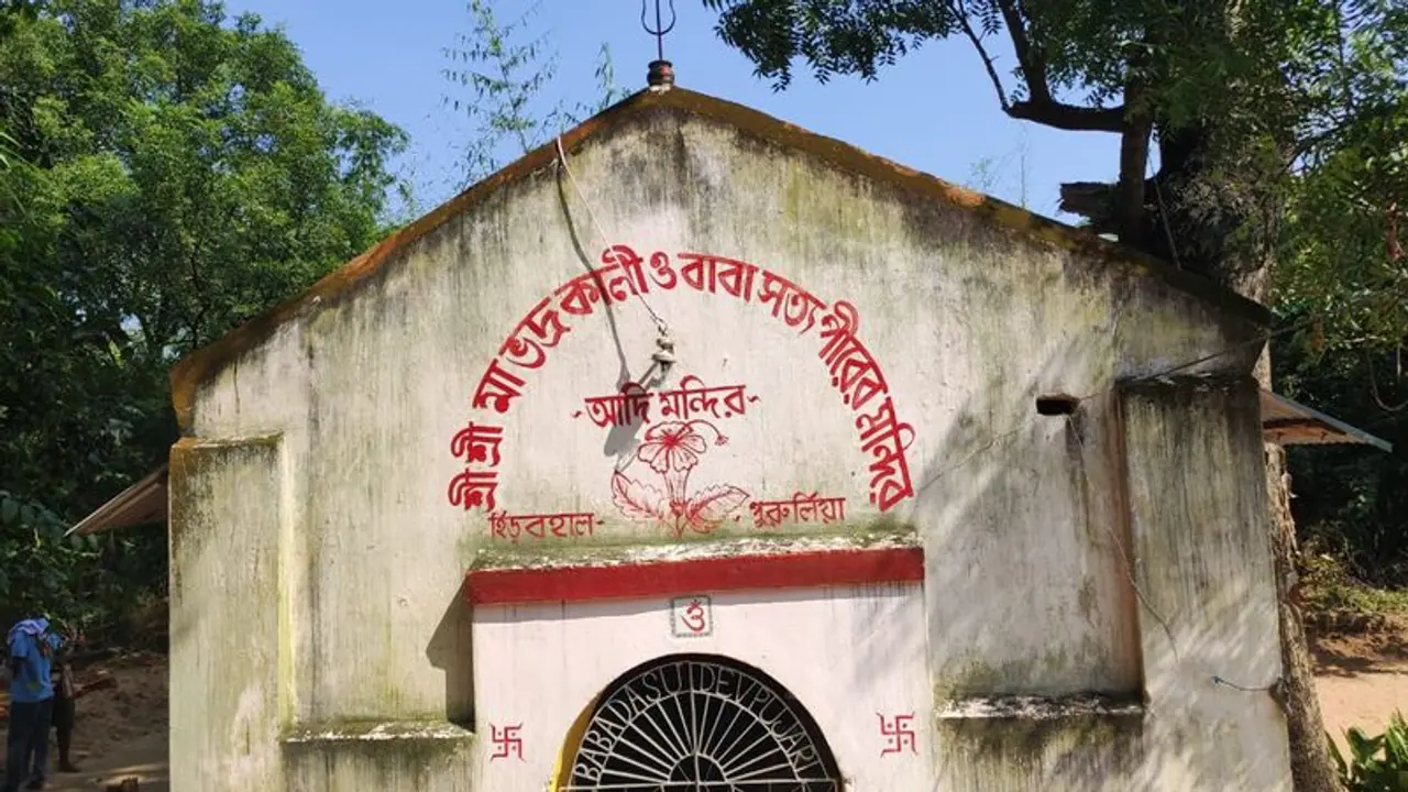 Kali Puja 2021 একই মন্দিরে কালীর সঙ্গে পূজিত হন পীর বাবা Kali Puja 2021 একই মন্দিরে কালীর সঙ্গে পূজিত হন পীর বাবা