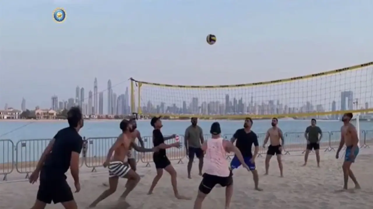 T20 WC 2021: मैच से पहले रिलैक्स मूड में बीच किनारे वॉलीबॉल खेलते नजर आए कोहली समेत ये खिलाड़ी, वीडियो वायरल T20 WC 2021: मैच से पहले रिलैक्स मूड में बीच किनारे वॉलीबॉल खेलते नजर आए कोहली समेत ये खिलाड़ी, वीडियो वायरल