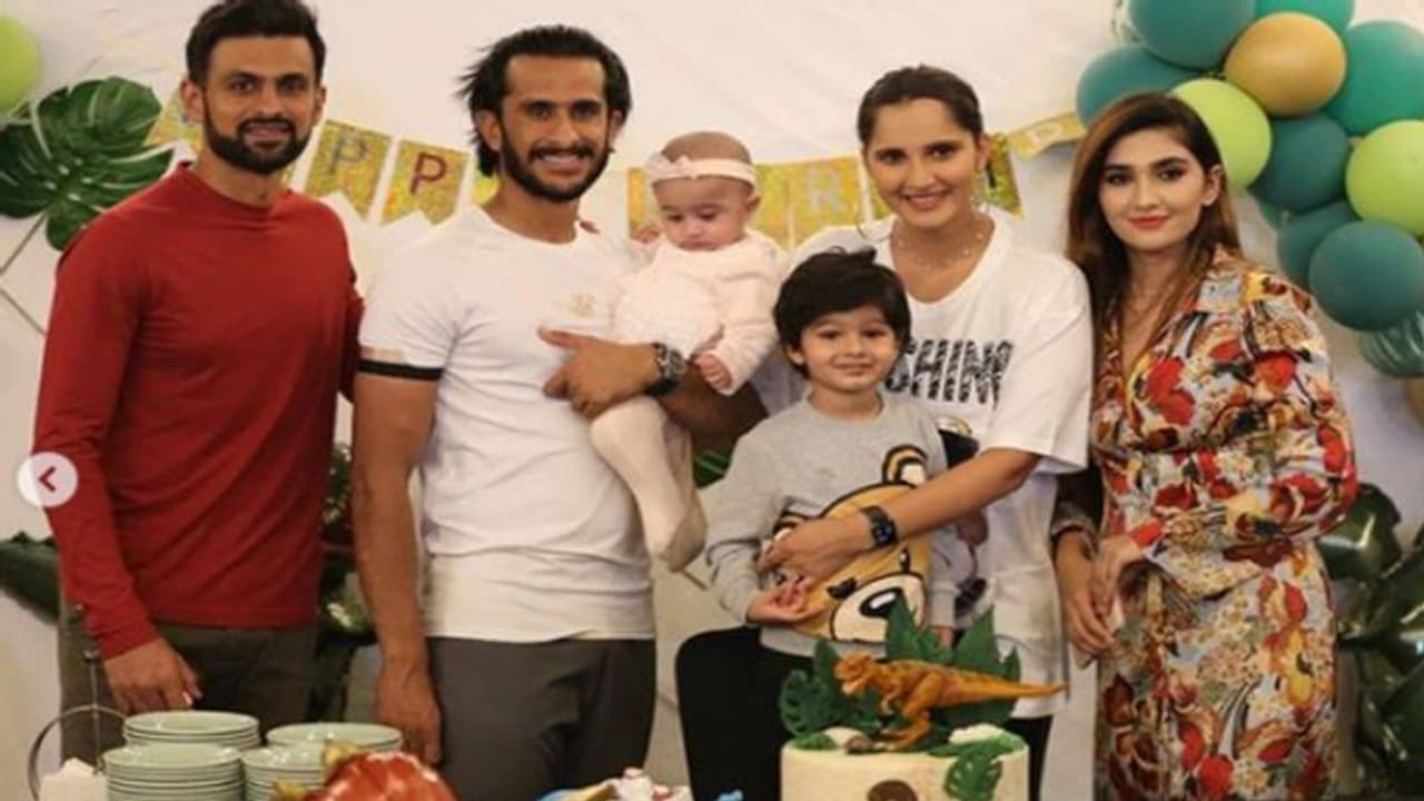 T20 World Cup: పాకిస్థాన్ కు సపోర్ట్ చేస్తావా? ఆమెపై ఆ కేసు పెట్టండి.. సానియా మీర్జాపై భారత అభిమానుల మండిపాటు T20 World Cup: పాకిస్థాన్ కు సపోర్ట్ చేస్తావా? ఆమెపై ఆ కేసు పెట్టండి.. సానియా మీర్జాపై భారత అభిమానుల మండిపాటు