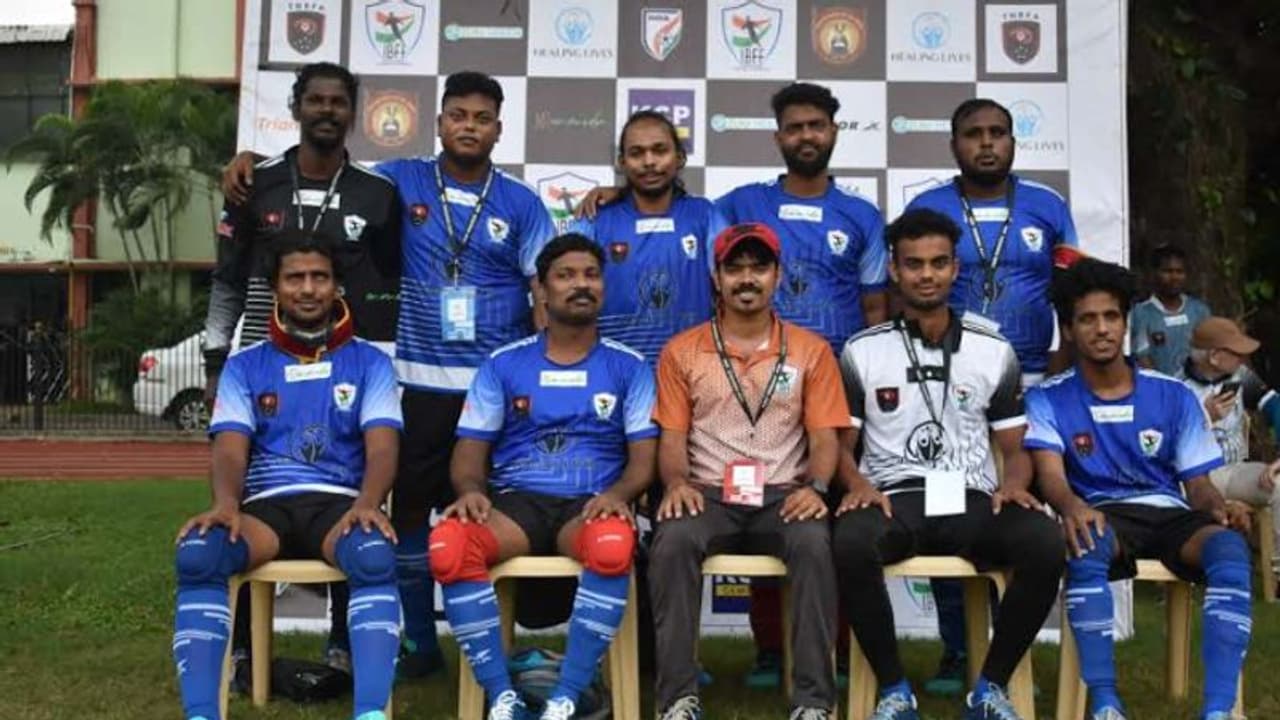 അക കണ്ണാല് പൊരുതി; ദേശീയ ബ്ലൈൻഡ് ഫുട്ബോൾ ടൂർണമെന്റില് കേരളത്തിന് രണ്ടാം സ്ഥാനം അക കണ്ണാല് പൊരുതി; ദേശീയ ബ്ലൈൻഡ് ഫുട്ബോൾ ടൂർണമെന്റില് കേരളത്തിന് രണ്ടാം സ്ഥാനം