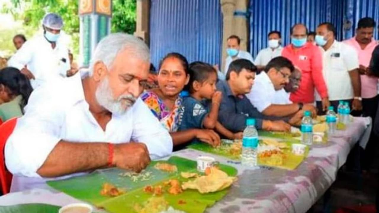 ജാതിയുടെ പേരില് സൗജന്യ അന്നദാനം നിഷേധിച്ച യുവതിക്കൊപ്പം ഭക്ഷണം കഴിച്ച് തമിഴ്നാട് ദേവസ്വം മന്ത്രി ജാതിയുടെ പേരില് സൗജന്യ അന്നദാനം നിഷേധിച്ച യുവതിക്കൊപ്പം ഭക്ഷണം കഴിച്ച് തമിഴ്നാട് ദേവസ്വം മന്ത്രി