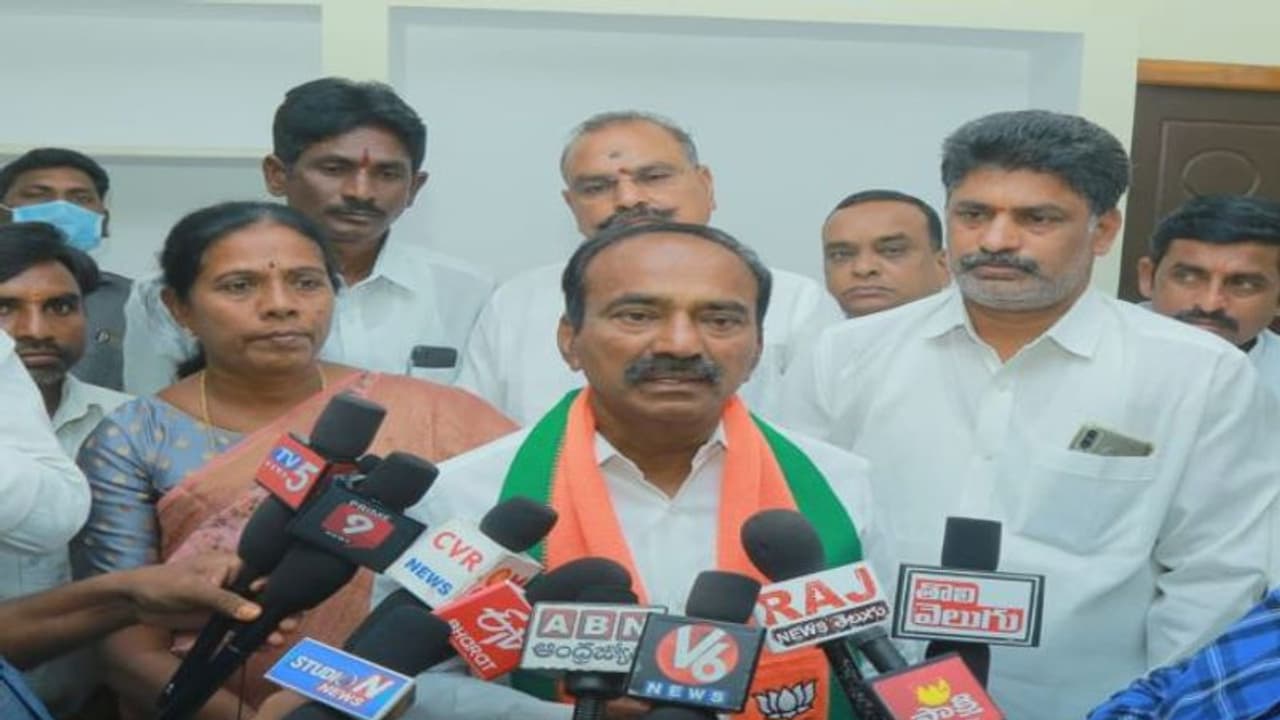 Huzurabad Bypoll: తరలింపు సమయంలో ఈవీఎంలు మాయం: ఈటల సంచలనం (వీడియో) Huzurabad Bypoll: తరలింపు సమయంలో ఈవీఎంలు మాయం: ఈటల సంచలనం (వీడియో)