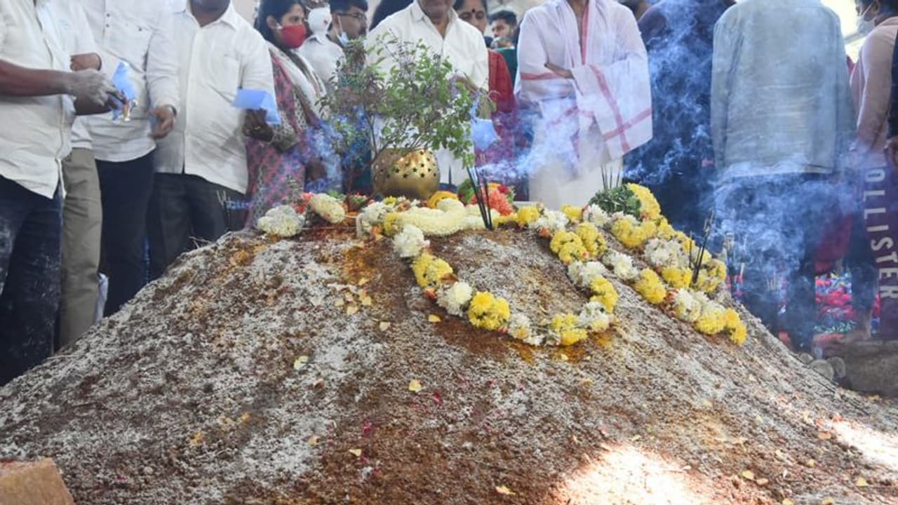 ಪುನೀತ್‌ ರಾಜ್‌ಕುಮಾರ್‌ ಸಮಾಧಿ ವೀಕ್ಷಣೆಗೆ ಅಭಿಮಾನಿಗಳ ಬಿಗಿಪಟ್ಟು