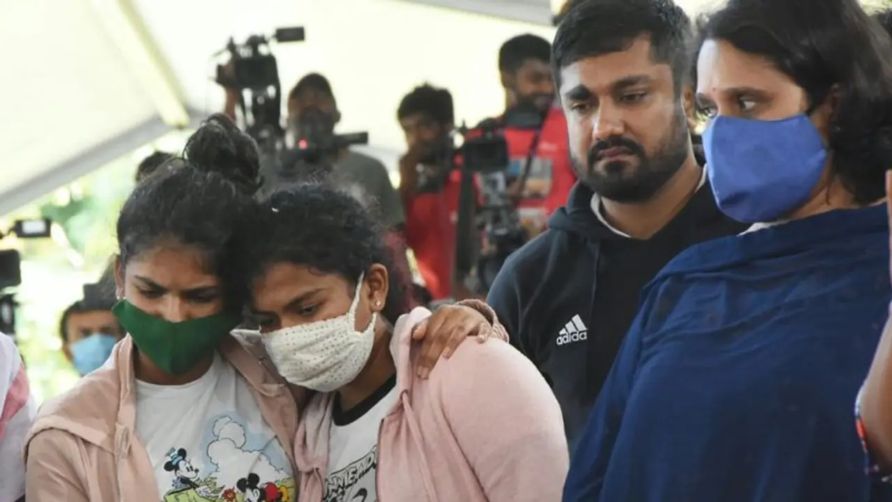 ತಂದೆಗೆ ಪೂಜೆ ಸಲ್ಲಿಸಿ SSLC ಪರೀಕ್ಷೆ ಬರೆದ ಅಪ್ಪು ಮಗಳು